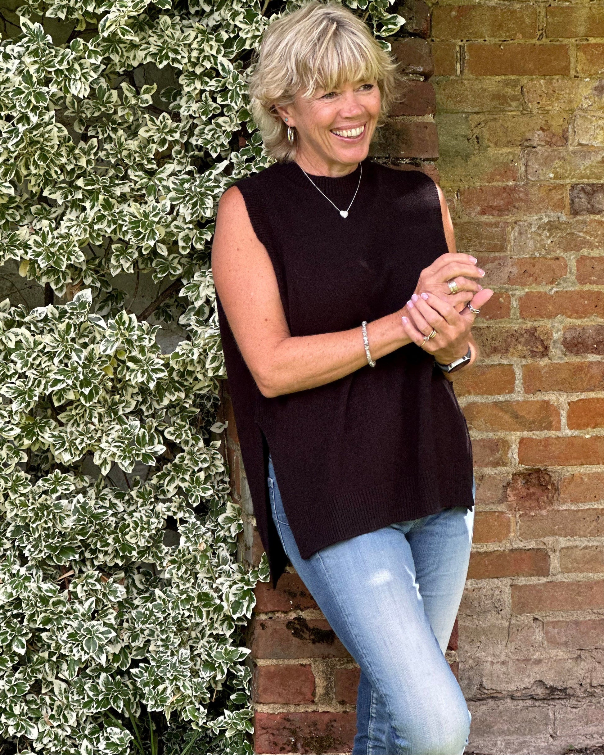 clothing Round Neck Sleeveless Jumper - Black