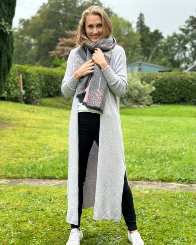 Outfit with long top grey cardigan