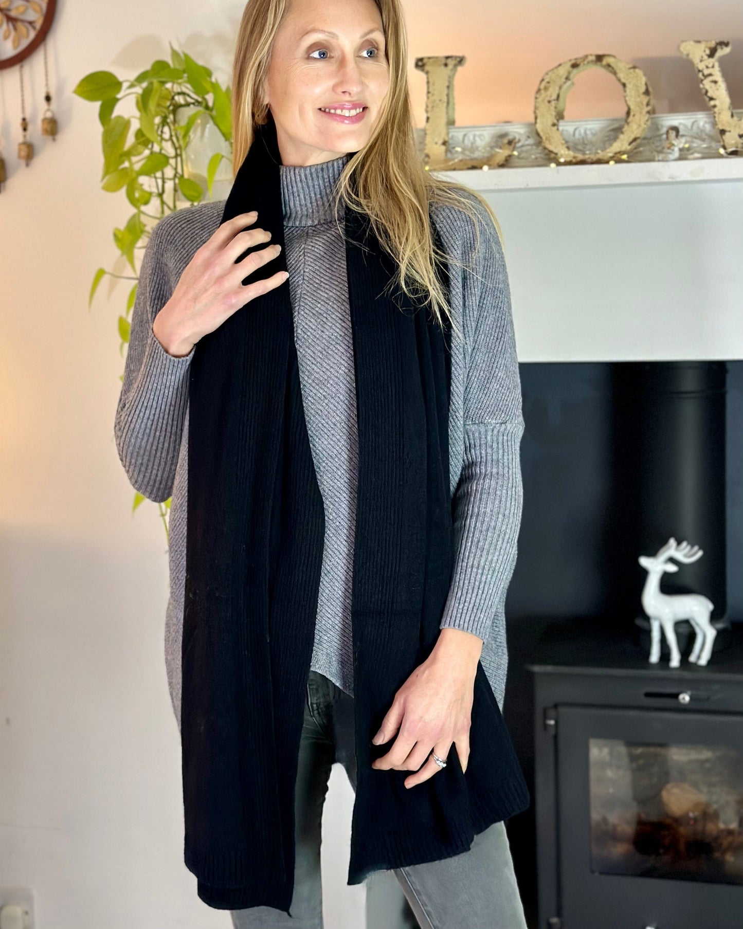 Black ribbed scarf 2025